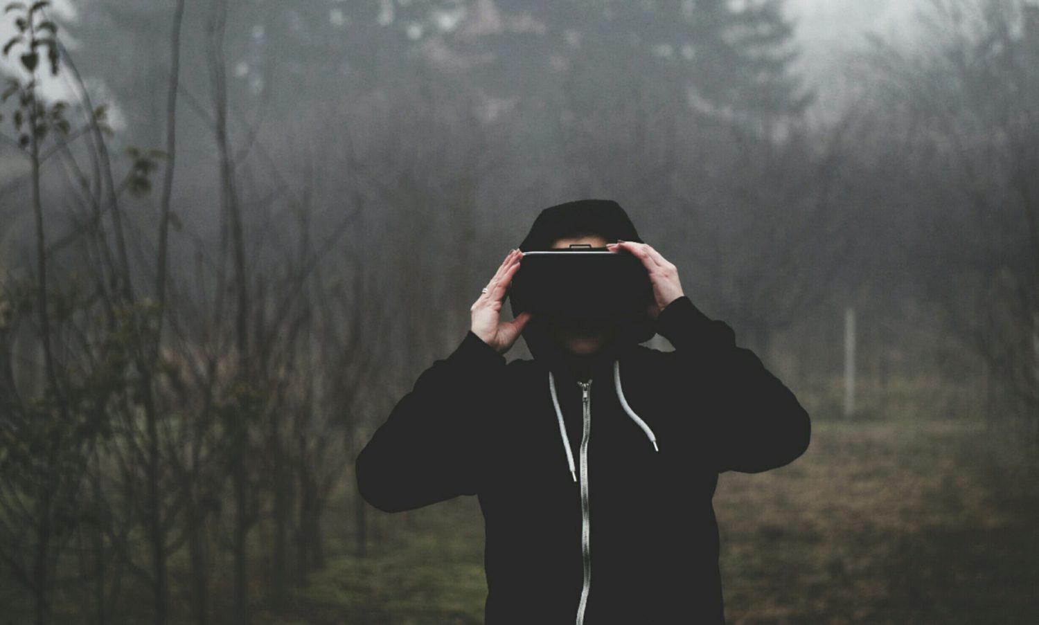 Persona usando visor de realidad virtual